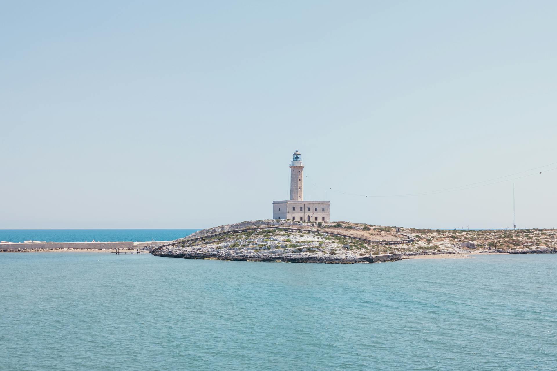 Incendia Opel Astra, bloccato e arrestato dai carabinieri: il giorno prima ne aveva dato alle fiamme un’altra